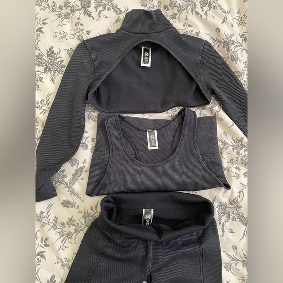 New Ardene 3pc Move Athletic Set - Picture 7 of 15